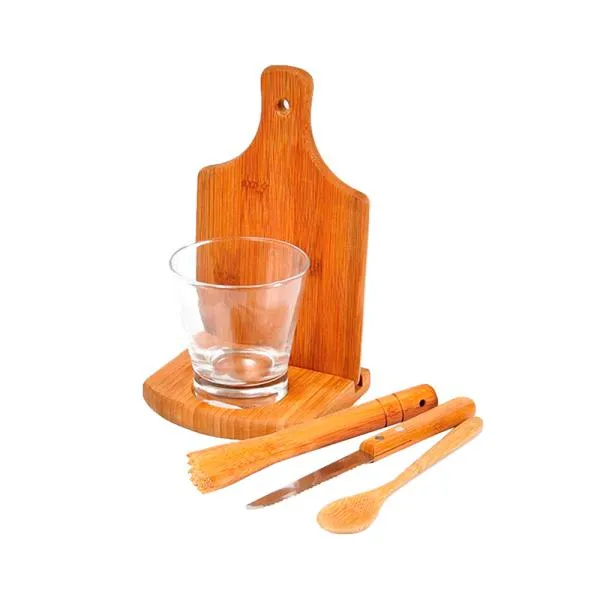 Kit composto por seis acessórios para caipirinha, sendo um copo em vidro de 350ml, um socador/pilão em Bambu, uma faca para frutas de 4” em aço Inox/Bambu, uma colher em Bambu de 18cm e uma tábua pequena em Bambu com cabo e orifício. Possui ainda uma base em Bambu com vão e suporte para o copo.