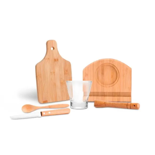 Kit composto por seis acessórios para Caipirinha, sendo um copo em vidro de 350ml, faca para frutas de 4” em aço Madeira/Inox; socador/pilão, colher de 18cm e uma tábua pequena com cabo e orifício em Bambu. Possui ainda uma base em Bambu com vão e suporte para o copo.