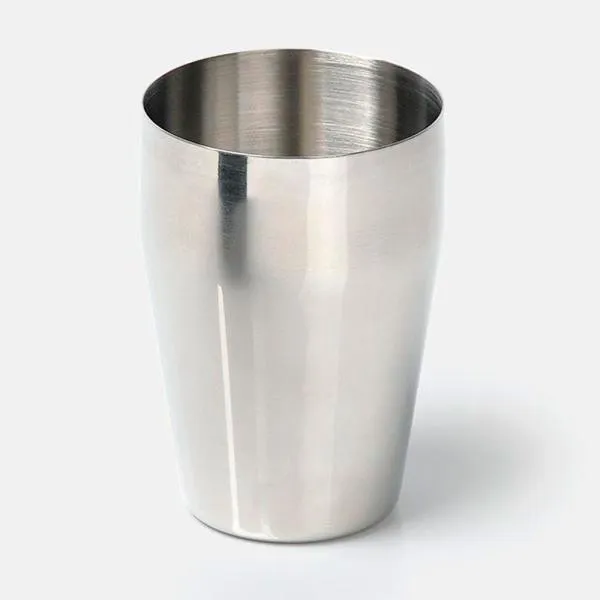 Kit composto por seis acessórios para caipirinha, sendo um copo em aço inox escovado de 350ml; faca 4 para frutas em Madeira/Inox; socador/pilão, colher de 18cm e uma tábua pequena com cabo e orifício em Bambu. Possui ainda uma base em Bambu com vão e suporte para o copo.