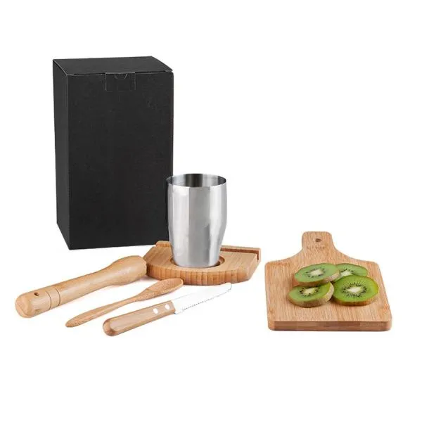 Kit composto por seis acessórios para caipirinha, sendo um copo em aço inox escovado de 350ml; faca 4 para frutas em Madeira/Inox; socador/pilão, colher de 18cm e uma tábua pequena com cabo e orifício em Bambu. Possui ainda uma base em Bambu com vão e suporte para o copo.