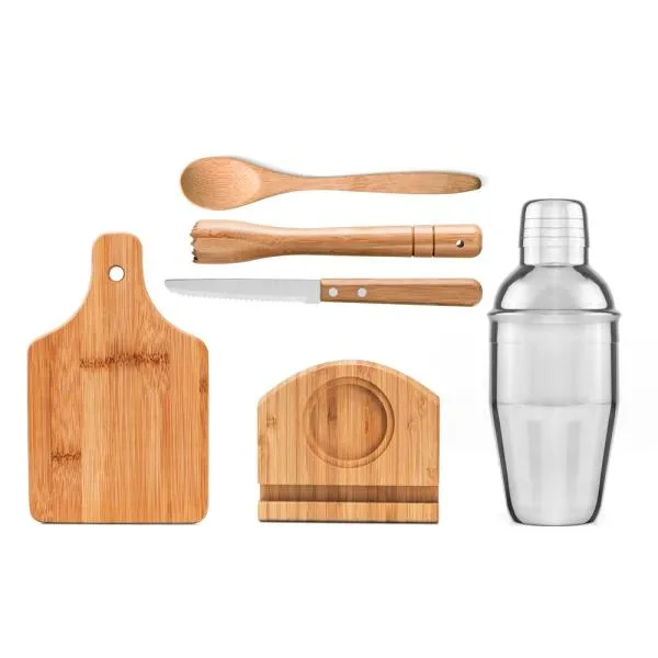 Kit composto por seis acessórios para caipirinha, sendo uma coqueteleira em Aço/Inox escovado de 350ml; faca 4 para frutas em Madeira/Inox; socador/pilão, colher de 18cm e uma tábua pequena em Bambu com cabo e orifício em Bambu. Possui ainda uma base em Bambu com vão e suporte para o copo.