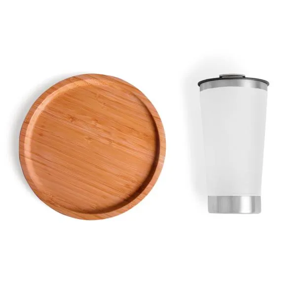 Kit para cerveja e petisco. Conta com copo térmico branco com tampa e abridor de garrafa 500ml; petisqueira redonda em bambu. Copo conta com dupla parede de inox, isolada a vácuo para manter a temperatura por mais tempo.