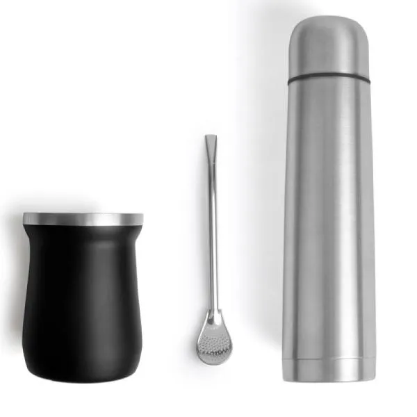 Kit para chimarrão / tereré. Conta com cuia e garrafa térmica em Aço Inox; bomba para chimarrão / tereré; bolsa para a garrafa em material sintético com alça. Cuia confeccionada com dupla parede de inox 300ml. Garrafa com tampa e tampa click 1L. Os dois contam com dupla parede de inox, isoladas a vácuo.