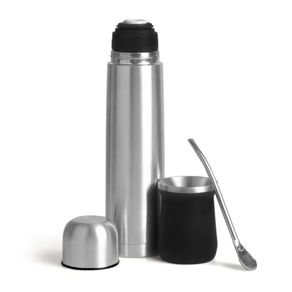 Kit para chimarrão / tereré. Conta com cuia e garrafa térmica em Aço Inox; bomba para chimarrão / tereré; bolsa para a garrafa em material sintético com alça. Cuia confeccionada com dupla parede de inox 300ml. Garrafa com tampa e tampa click 1L. Os dois contam com dupla parede de inox, isoladas a vácuo.