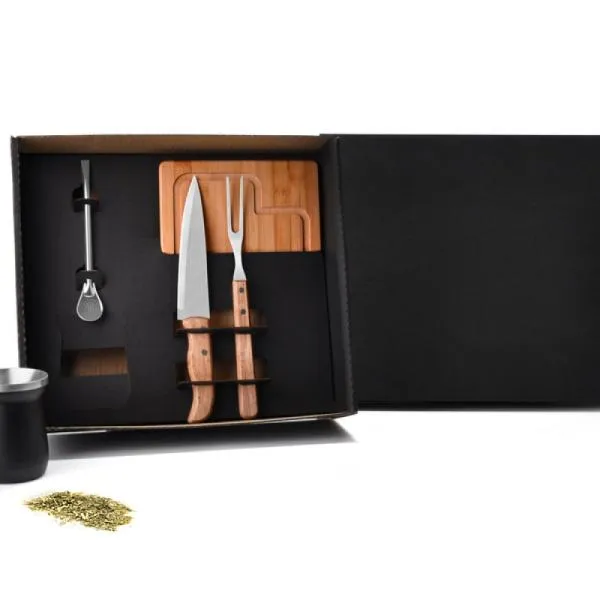 Kit para churrasco. Conta com tábua em Bambu; Faca 7 e garfo em aço Inox/Madeira; cuia em Aço Inox; bomba para chimarrão / tereré. Tábua confeccionada com tripla camada invertida, para dar maior durabilidade e não deformar com o passar do tempo. Como cortesia, na faca 7 fazemos uma gravação com os cortes do boi. Cuia confeccionada com dupla parede de inox 300ml. Conta com dupla parede de inox, isoladas a vácuo.