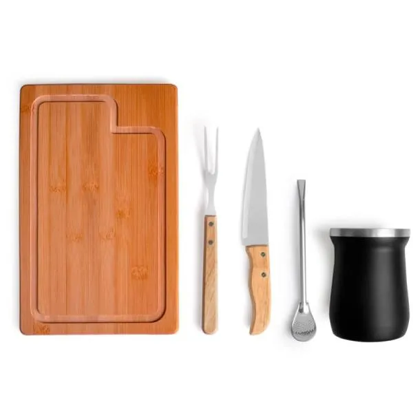 Kit para churrasco. Conta com tábua em Bambu; Faca 7 e garfo em aço Inox/Madeira; cuia em Aço Inox; bomba para chimarrão / tereré. Tábua confeccionada com tripla camada invertida, para dar maior durabilidade e não deformar com o passar do tempo. Como cortesia, na faca 7 fazemos uma gravação com os cortes do boi. Cuia confeccionada com dupla parede de inox 300ml. Conta com dupla parede de inox, isoladas a vácuo.