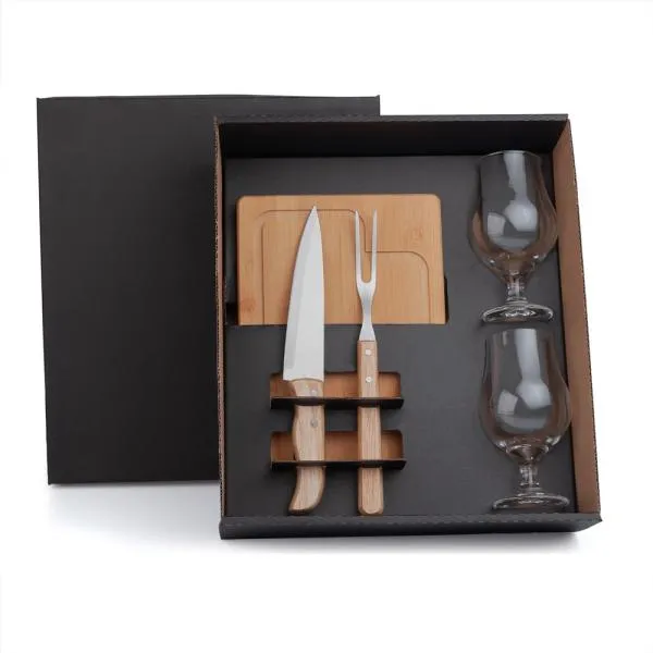 Kit para churrasco. Conta com tábua em bambu; duas taças em vidro para cerveja; faca 7 e garfo trinchante em madeira/inox.