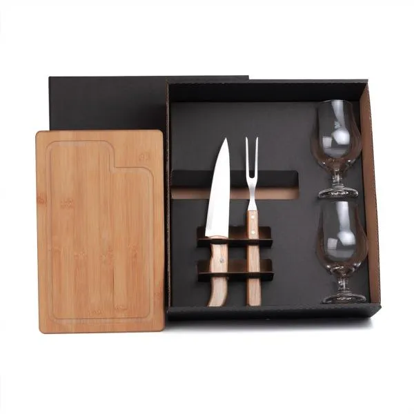 Kit para churrasco. Conta com tábua em bambu; duas taças em vidro para cerveja; faca 7 e garfo trinchante em madeira/inox.