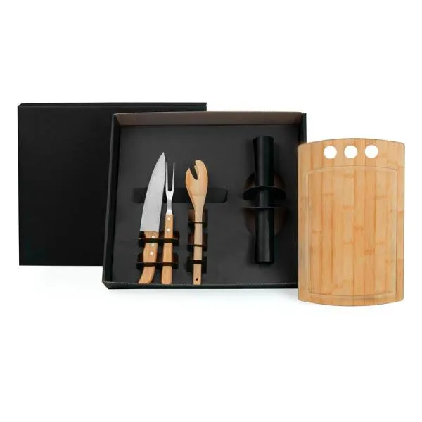 Kit para Churrasco. Composto por tábua retangular com três furos e pegador 30cm em bambu; garfo trinchante em Bambu/Inox; faca 8 em Madeira/Inox e esteira Grill antiaderente em PTFE que funciona como chapa 40x30cm.