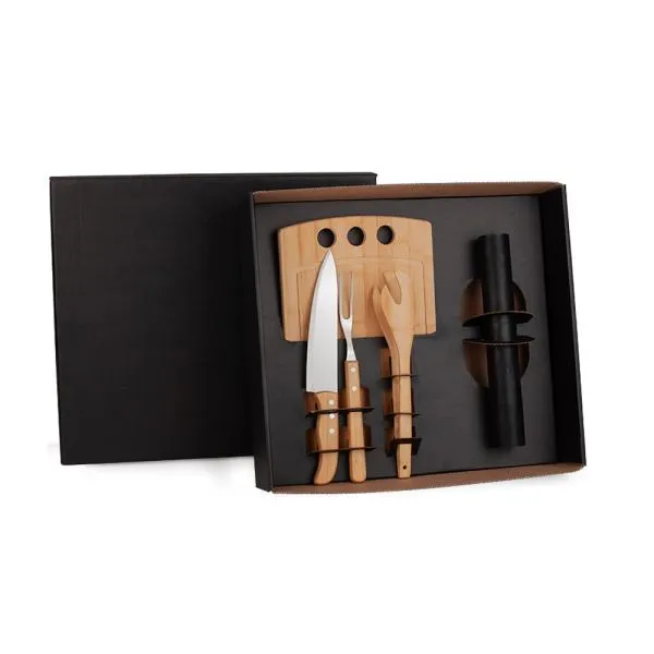 Kit para Churrasco. Composto por tábua retangular com três furos e pegador 30cm em bambu; garfo trinchante em Bambu/Inox; faca 8 em Madeira/Inox e esteira Grill antiaderente em PTFE que funciona como chapa 40x30cm.