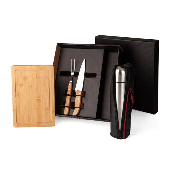 Kit para churrasco com garrafa térmica. Conta com tábua em bambu; Garfo e faca 7 em aço inox/bambu; Garrafa térmica em aço inox com tampa e bolsa.