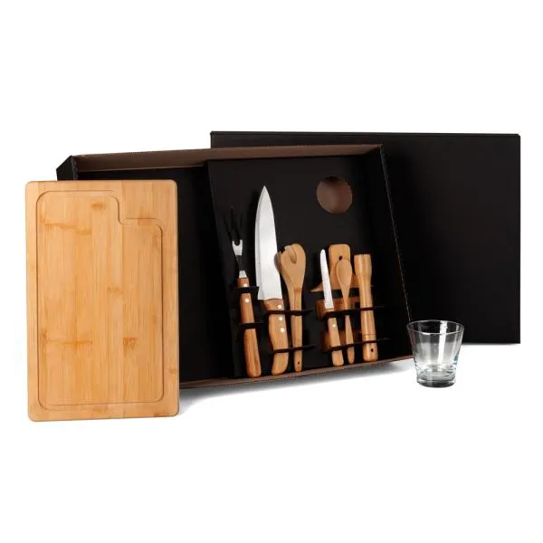 Kit para Churrasco e Caipirinha. Composto por tábua para Churrasco, tábua para Caipirinha, socador, colher de 18cm e pegador em Bambu; faca 4 para frutas e garfo em Bambu/Inox; faca 8 em Madeira/Inox; composto também por copo em vidro. Estão perfeitamente acomodados em uma caixa para presentear. Como cortesia, na faca 8 fazemos uma gravação com os cortes do boi.