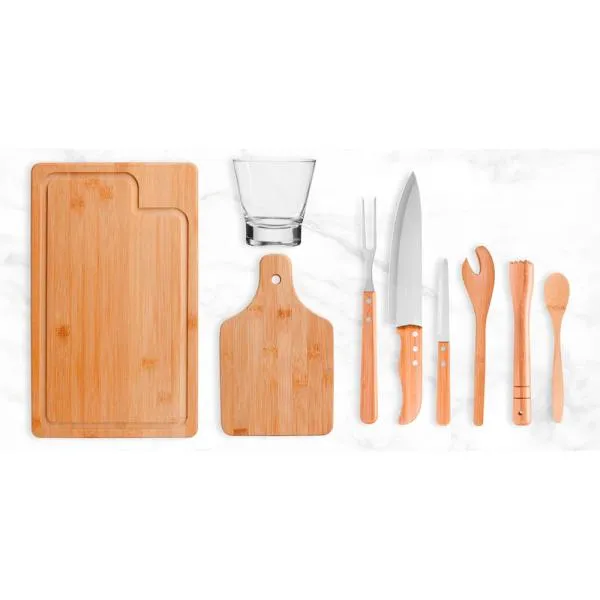 Kit para Churrasco e Caipirinha. Composto por tábua para Churrasco, tábua para Caipirinha, socador, colher de 18cm e pegador em Bambu; garfo em Bambu/Inox; faca 8 e faca 4 em Madeira/Inox. Composto também por copo em vidro. Estão perfeitamente acomodados em uma caixa para presentear. Como cortesia, na faca 8 fazemos uma gravação com os cortes do boi.