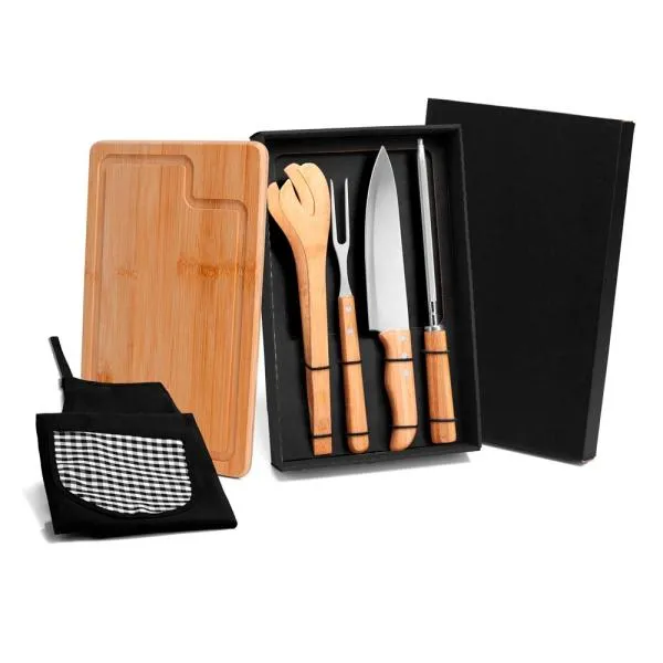 Kit para Churrasco. Composto por tábua em Bambu e pegador 30cm; chaira e garfo em Bambu/Inox; faca 8 em Madeira/Inox e avental com bolso em Brim preto. Como cortesia, na faca 8 fazemos uma gravação com os cortes do boi.