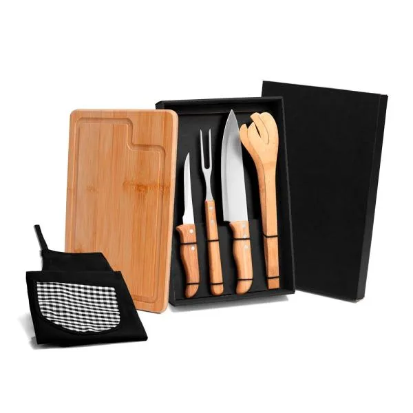 Kit para Churrasco. Composto por tábua e pegador de 30cm em Bambu; garfo trinchante em Bambu/Inox; faca 8 e faca 5 para desossar em Madeira/Inox. Acompanha também avental com bolso em Brim preto. Como cortesia, na faca 8 fazemos uma gravação com os cortes do boi.