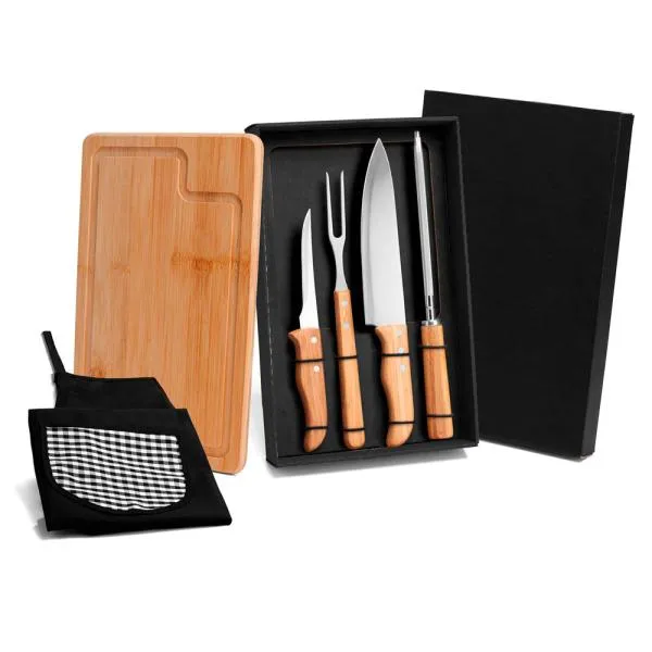 Kit para Churrasco. Composto por tábua em Bambu; faca 5 para desossar, chaira e garfo trinchante em Bambu/Inox ; faca 8 em Madeira/Inox e avental com bolso em Brim preto. Tábua confeccionada com tripla camada invertida, para dar maior durabilidade.