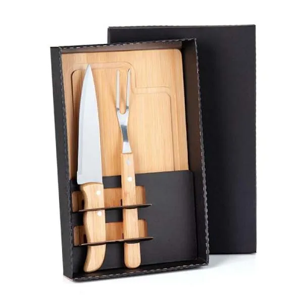 Kit para Churrasco em Bambu/Aço Inox; Acompanha tábua em Bambu de 32 cm com sulco, faca 7'' e garfo em Bambu/Inox. Acomodados em uma linda caixa para presente. Como cortesia, na faca 7 fazemos uma gravação com os cortes do boi.