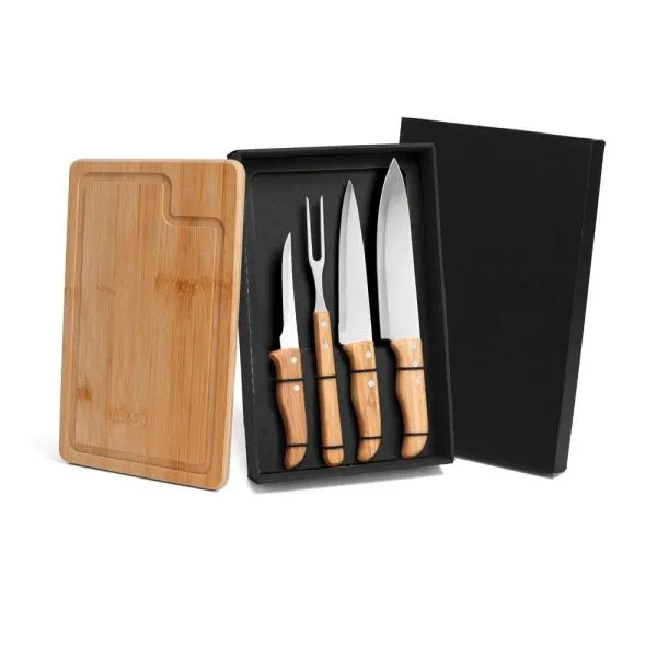 Kit para Churrasco. Composto por tábua em Bambu; faca7, faca 5 para desossar e garfo trinchante em Bambu/Inox. Acompanha também faca 8 em Madeira/Inox. Como cortesia, na faca 8 fazemos uma gravação com os cortes do boi.