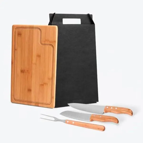 Conjunto para Churrasco. Composto por uma tábua retangular em tripla camada invertida de Bambu com sulco; garfo trinchante e uma faca Santoku 7” em Bambu/Inox. Acompanha também uma faca 8 em Madeira/Inox.