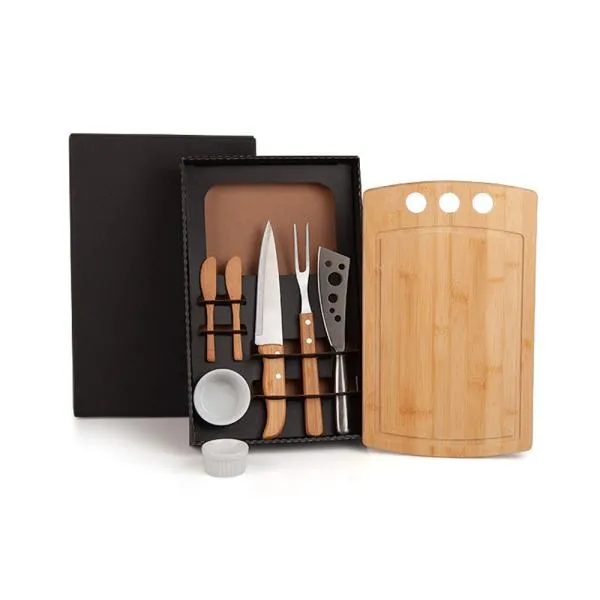 Kit para Churrasco e Petisco. Acompanha tábua com três furos e duas espátulas em Bambu; faca 7'' em Bambu/Inox; garfo trinchante em Madeira/Inox; faca em aço Inox e dois ramekins. Tábua confeccionada com tripla camada invertida, para dar maior durabilidade e não deformar com o passar do tempo. Rebites em Aço Inox 304, um dos mais resistentes à ferrugem e corrosão.