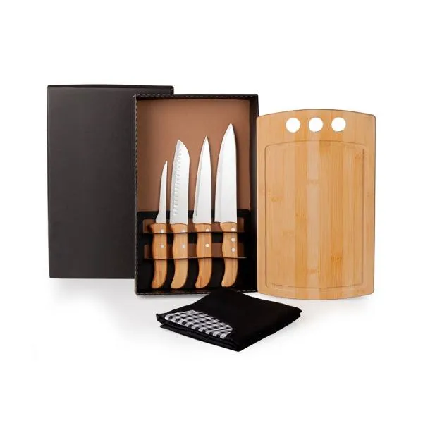 Kit para Churrasco. Composto por tábua em Bambu; faca 7, faca Santoku e faca 5 para desossar em Bambu/Inox; faca 8 em Madeira/Inox e avental com bolso em Brim preto. Tábua confeccionada com tripla camada invertida, para dar maior durabilidade.