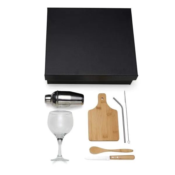 Kit composto por tábua e colher de 18 cm; faca 4 em Madeira/Inox; coqueteleira, canudo e limpador em aço Inox. Acompanha também uma taça para gin em vidro.