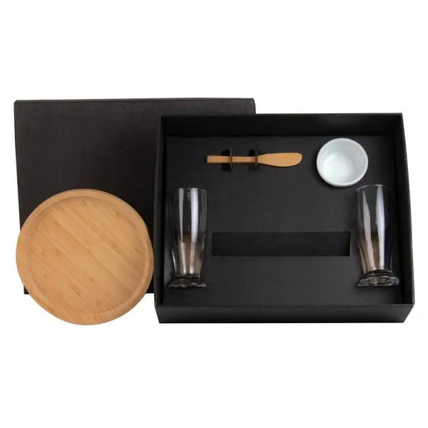 Kit para petisco. Conta com petisqueira e espátula em bambu; ramekin em porcelana; dois copos para cerveja em vidro.