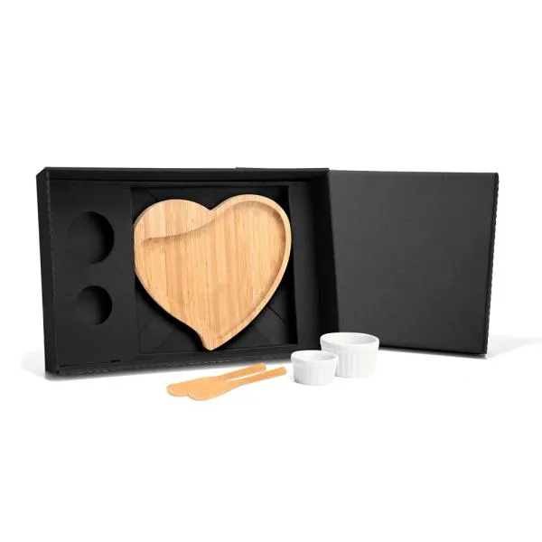 Kit para petisco com petisqueira em formato de coração e duas espátulas 14cm em bambu; Dois ramekins, um pequeno e um mini em porcelana. Estão perfeitamente acomodados em uma caixa para presentear.