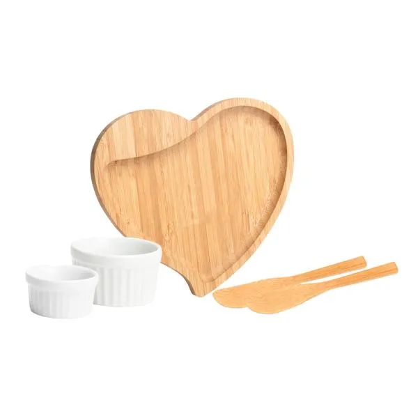 Kit para petisco com petisqueira em formato de coração e duas espátulas 14cm em bambu; Dois ramekins, um pequeno e um mini em porcelana. Estão perfeitamente acomodados em uma caixa para presentear.