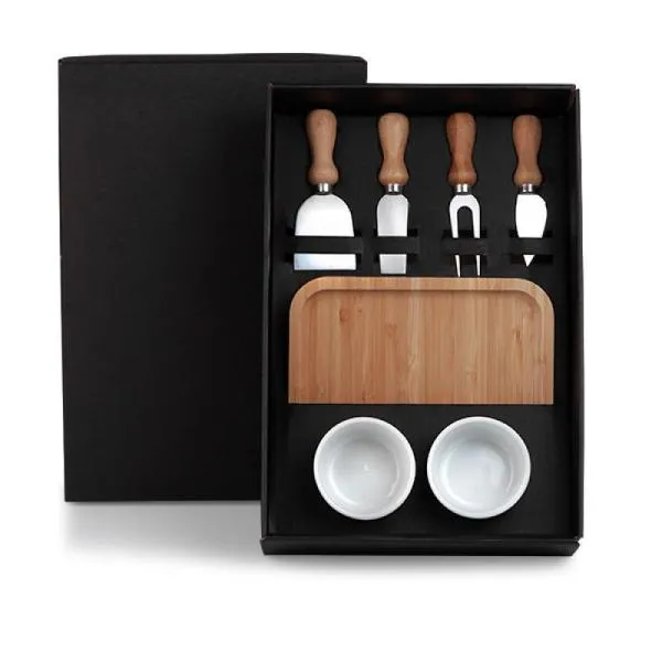 Kit para petisco. Conta com petisqueira em bambu; conjunto para queijo contendo duas facas, sendo uma com ponta e outra reta, uma espátula e um garfo em madeira/inox; conta também com dois ramekins em porcelana.