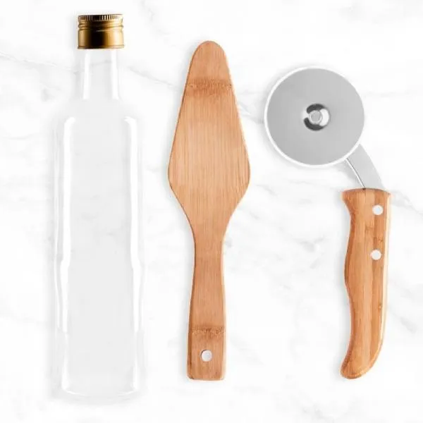 Kit para pizza contendo cortador em bambu/inox; Espátula em bambu; Garrafa para azeite em vidro. Rebites em aço inox 304, um dos mais resistentes à ferrugem e corrosão.