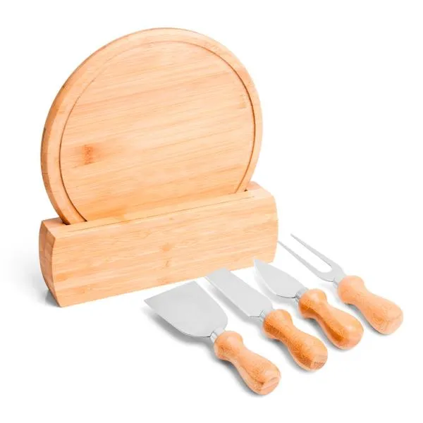 Kit para queijo. Conta com tábua redonda e suporte em bambu; duas facas, uma espátula e um garfo para Queijos em madeira/inox. Tábua confeccionada com tripla camada invertida, para dar maior durabilidade e não deformar com o passar do tempo.