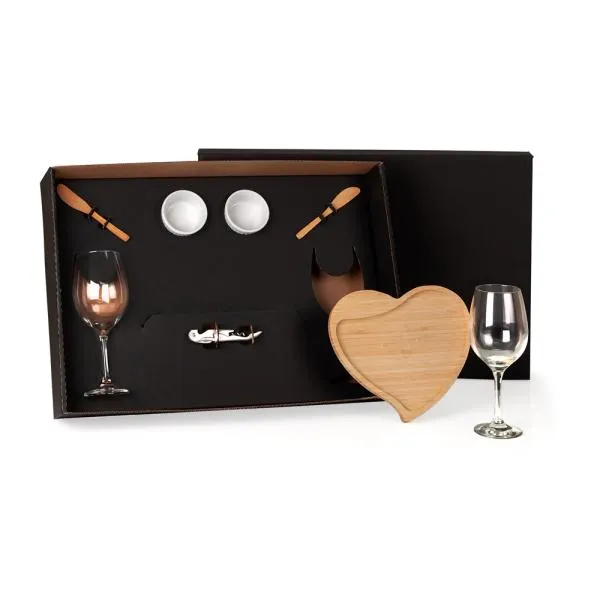 Kit para petisco e vinho. Conta com petisqueira formato de coração e duas espátulas em Bambu; Dois ramekins em porcelana; Duas taças para vinho em vidro e abridor em metal. Estão perfeitamente acomodados em uma caixa para presentear.