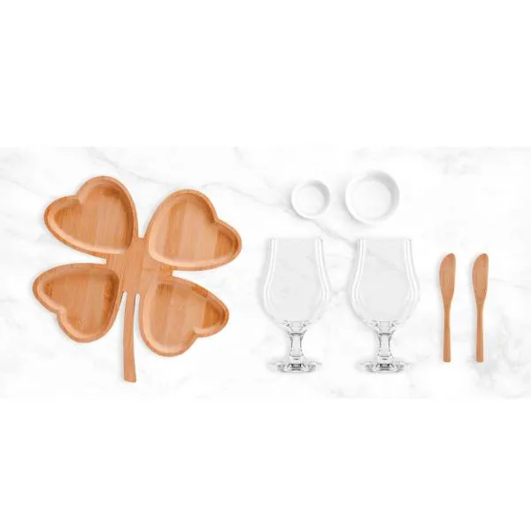 Kit para petisco e vinho. Conta com petisqueira formato de coração e duas espátulas em Bambu; Dois ramekins em porcelana; Duas taças para vinho em vidro e abridor em metal. Estão perfeitamente acomodados em uma caixa para presentear.