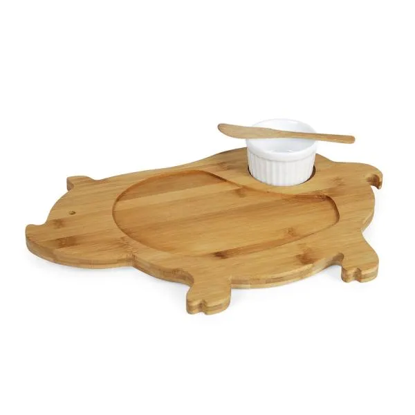 Kit para petisco em Bambu/Porcelana. Acompanha tábua em formato de porco com cavidade para petisco e espátula 14cm em bambu; ramekin em porcelana. Tábua confeccionada com tripla camada invertida, para dar maior durabilidade.