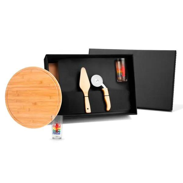 Kit para pizza e refrigerante. Conta com tábua para petisco e espátula para pizza em bambu; Cortador de pizza em bambu/inox; Dois copos 390ml Coca Cola em vidro.