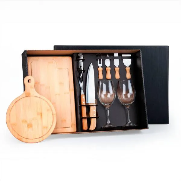 Kit para Queijo, Churrasco e Vinho. Composto por tábua para Churrasco e tábua para frios em Bambu; garfo trinchante em Bambu/Inox; faca 8, duas facas, uma espátula e um garfo para Queijo em Madeira/Inox; abridor de Vinho em Inox e duas taças para Vinho em vidro.