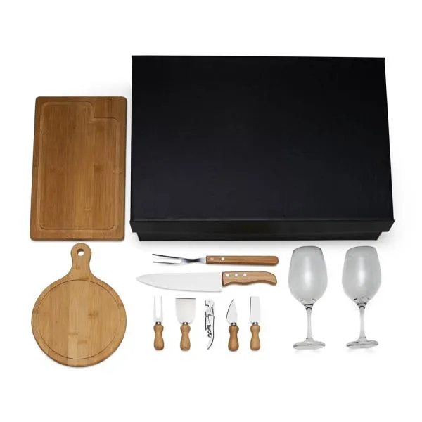 Kit para Queijo, Churrasco e Vinho. Composto por tábua para Churrasco e tábua para frios em Bambu; garfo trinchante em Bambu/Inox; faca 8, duas facas, uma espátula e um garfo para Queijo em Madeira/Inox; abridor de Vinho em Inox e duas taças para Vinho em vidro.