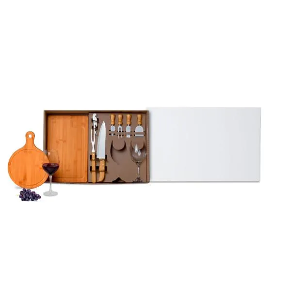 Kit para Queijo, Churrasco e Vinho. Composto por tábua para Churrasco e tábua para frios em Bambu; garfo em Bambu/Inox; faca 8, duas facas, uma espátula e um garfo para Queijo em Madeira/inox; abridor de Vinho em Inox e duas taças em vidro.