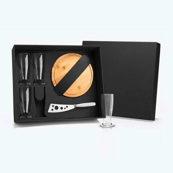 Kit para queijo e cerveja; Conta com tábua redonda para queijo/petiscos; Faca para frios em metal; Quatro copos para cerveja em vidro. Estão perfeitamente acomodados em uma caixa para presentear.