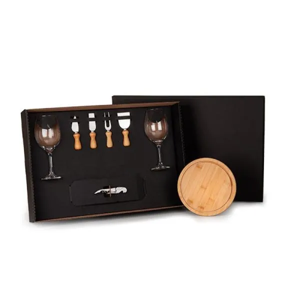 Kit para queijo e vinho. Conta com tábua para queijo/petiscos; Duas facas, sendo, uma com ponta e outra reta, garfo e espátula em madeira/inox; Duas taças para vinho em vidro; Abridor em metal. Estão perfeitamente acomodados em uma caixa para presentear.