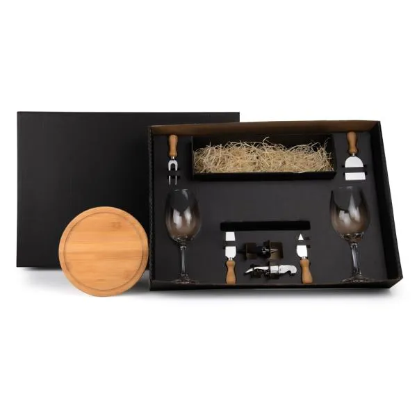 Kit para queijo e vinho com tábua para queijo e petiscos; Duas facas, sendo uma com ponta e outra reta, garfo e espátula em Madeira/Inox; Duas taças para vinho em vidro; Abridor e tampão em metal; Espaço para garrafa com palha (NÃO ACOMPANHA GARRAFA). Estão perfeitamente acomodados em uma caixa para presentear.