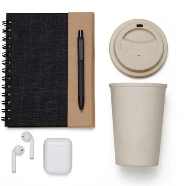 Esse kit conta com sacola preta em TNT com alças, caderno espiral preto/bege com capa e caneta em papelão reciclado rígido, copo em Fibra de Bambu / PP; fone de ouvido bluetooth com comandos touch, microfone, carregador de fechamento magnético e acompanha USB Lightning para carrega