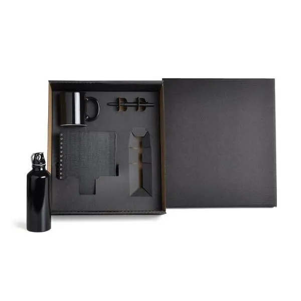 Kit squeeze e acessórios. Composto por squeeze preto em alumínio revestido com verniz; caneca em cerâmica preta; caderno para anotações wire-o preto com capa dura revestida em percalux linho e caneta esferográfica em ABS preta.