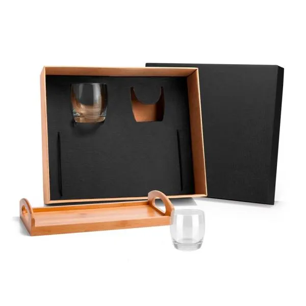 Kit whisky. Conta com dois copos em vidro e bandeja em bambu. Estão perfeitamente acomodados em uma caixa para presentear.