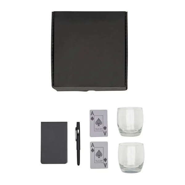 Kit para whisky e jogos. Conta com dois copos para whisky, baralho, caneta esferográfica e bloco para anotações. Estão perfeitamente acomodados em uma caixa para presentear.