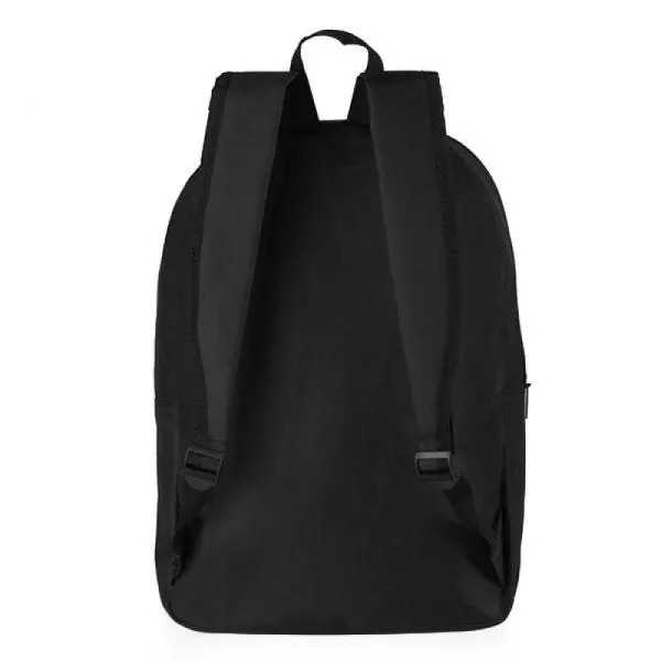 Mochila preta confeccionada em Polyester 600D. Conta com bolso principal e bolso frontal em zíper horizontal, alças ajustáveis e alça de mão.