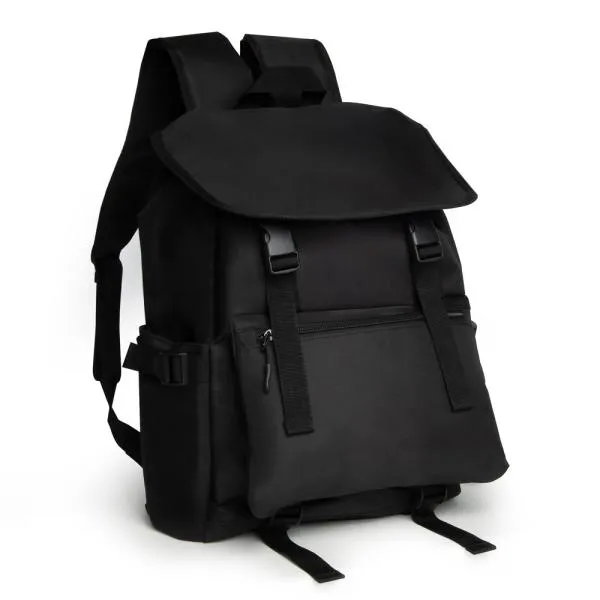 Mochila preta confeccionada em Polyester 600D. Conta com bolso principal com fechamento com cordão e aba com fecho de engate rápido, bolso frontal com ajuste, 2 bolsos laterais com ajuste para controlar o volume da mochila, alças ajustáveis, alça de mão e alça carona para mala. Espaço interno com divisória para notebook com acabamento acolchado.