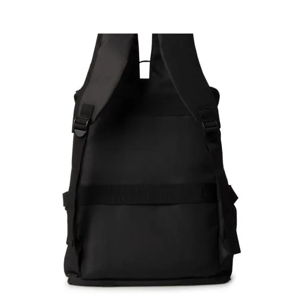 Mochila preta confeccionada em Polyester 600D. Conta com bolso principal com fechamento com cordão e aba com fecho de engate rápido, bolso frontal com ajuste, 2 bolsos laterais com ajuste para controlar o volume da mochila, alças ajustáveis, alça de mão e alça carona para mala. Espaço interno com divisória para notebook com acabamento acolchado.