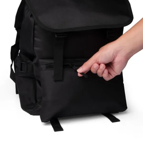 Mochila preta confeccionada em Polyester 600D. Conta com bolso principal com fechamento com cordão e aba com fecho de engate rápido, bolso frontal com ajuste, 2 bolsos laterais com ajuste para controlar o volume da mochila, alças ajustáveis, alça de mão e alça carona para mala. Espaço interno com divisória para notebook com acabamento acolchado.